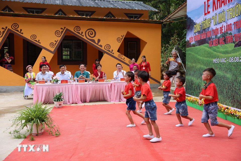Tiết mục văn nghệ chào mừng của các em Mầm non Đề Lảng tại Lễ khánh thành. (Ảnh: Huy Thông/TTXVN)