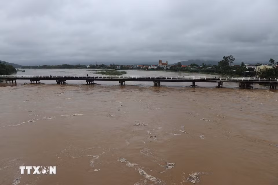 Nước lũ trên sông Vệ ở Quảng Ngãi đang lên cao. (Ảnh: Phạm Cường/TTXVN)
