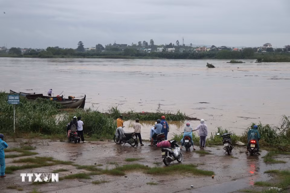 Người dân theo dõi lũ trên sông Trà Khúc ở Quảng Ngãi. (Ảnh: Phạm Cường/TTXVN)