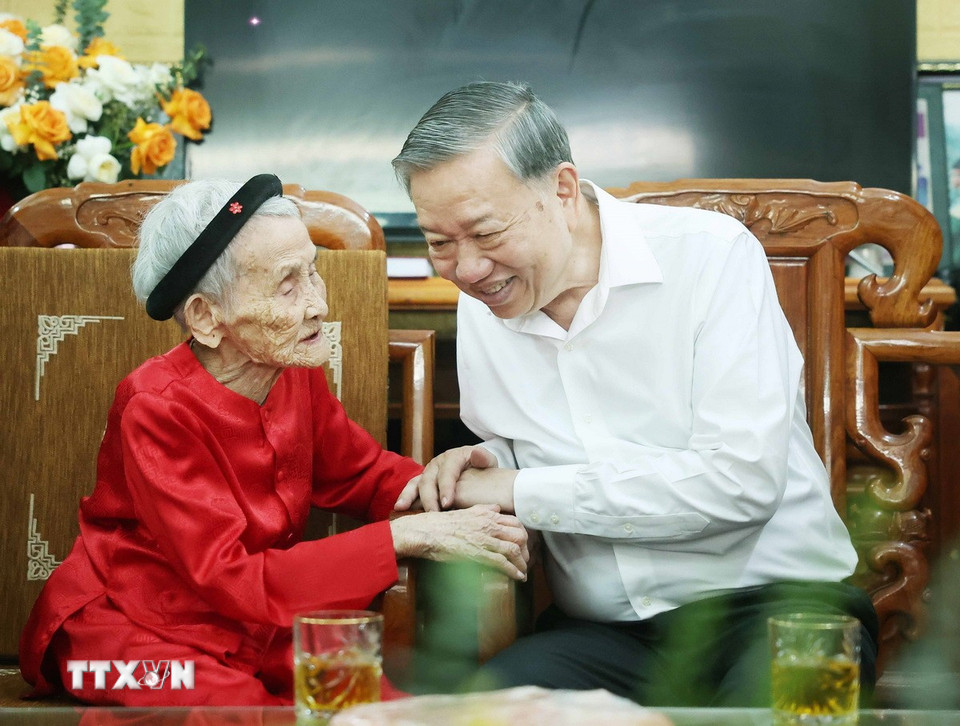Tổng Bí thư Tô Lâm thăm hỏi Mẹ Việt Nam Anh hùng Lê Thị Sáu. (Ảnh: Thống Nhất/TTXVN)