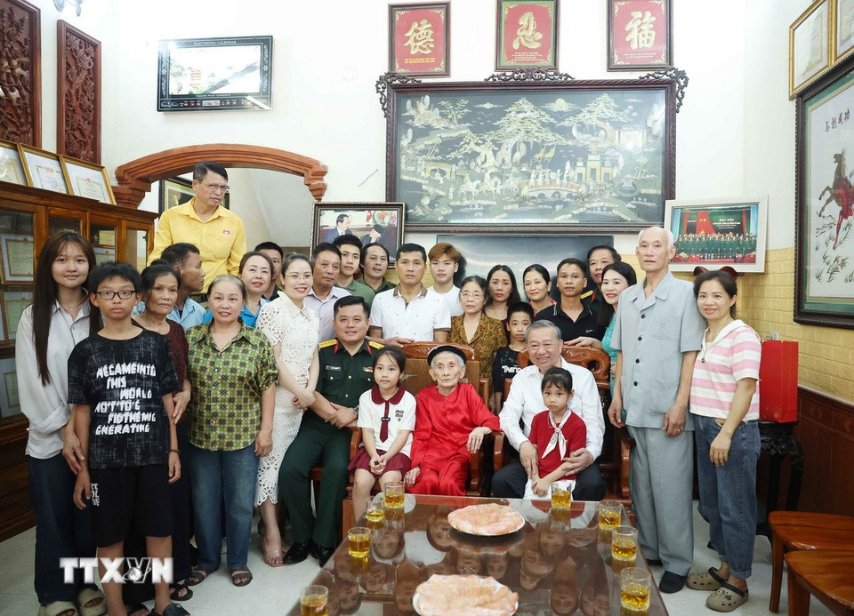 Tổng Bí thư Tô Lâm với gia đình Mẹ Việt Nam Anh hùng Lê Thị Sáu. (Ảnh: Thống Nhất/TTXVN)
