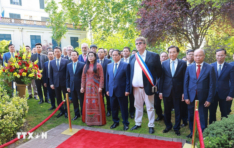 Thủ tướng Phạm Minh Chính và Phu nhân cùng các đại biểu tưởng niệm Chủ tịch Hồ Chí Minh. (Ảnh: Dương Giang/TTXVN)