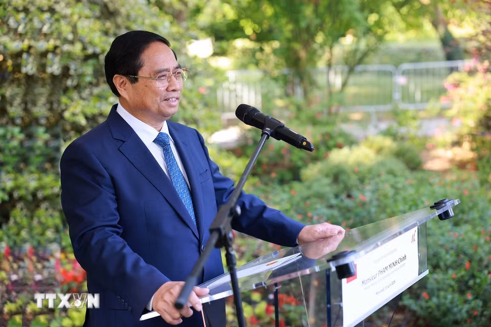 Thủ tướng Phạm Minh Chính phát biểu khi đến dâng hoa tưởng niệm Chủ tịch Hồ Chí Minh ở thành phố Montreuil. (Ảnh: Dương Giang/TTXVN)