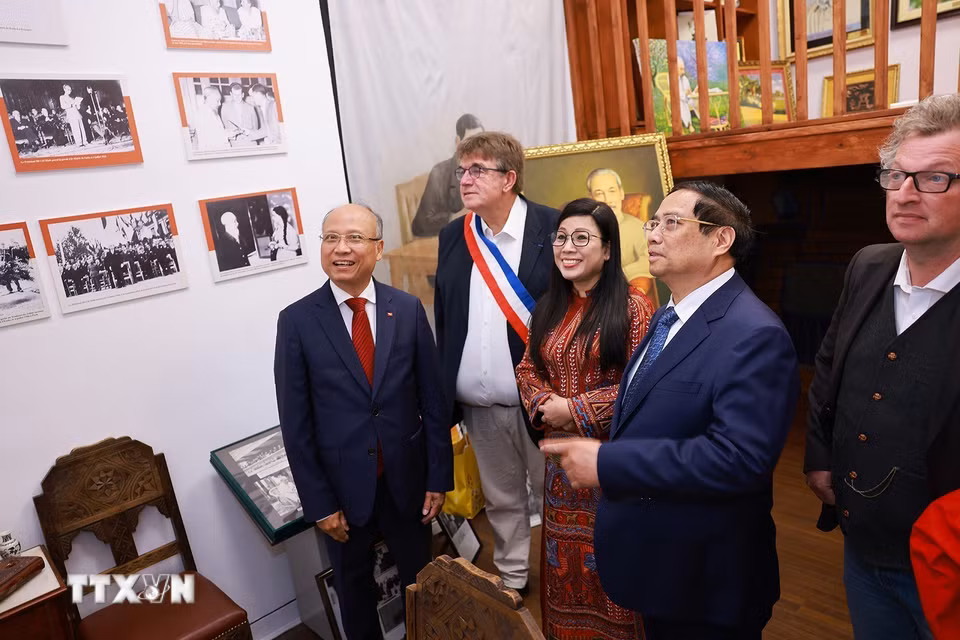 Thủ tướng Phạm Minh Chính và Phu nhân tham quan không gian trưng bày tư liệu, hiện vật về Chủ tịch Hồ Chí Minh. (Ảnh: Dương Giang/TTXVN)