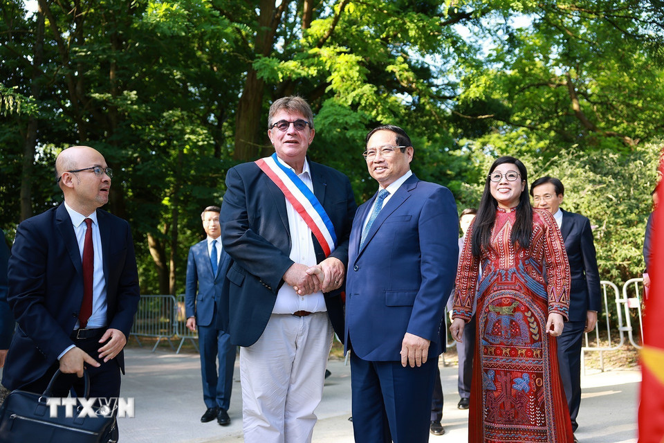 Lãnh đạo thành phố Montreuil đón Thủ tướng Chính phủ Phạm Minh Chính và Phu nhân. (Ảnh: Dương Giang/TTXVN)