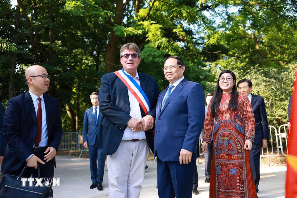 Lãnh đạo thành phố Montreuil đón Thủ tướng Chính phủ Phạm Minh Chính và Phu nhân. (Ảnh: Dương Giang/TTXVN)