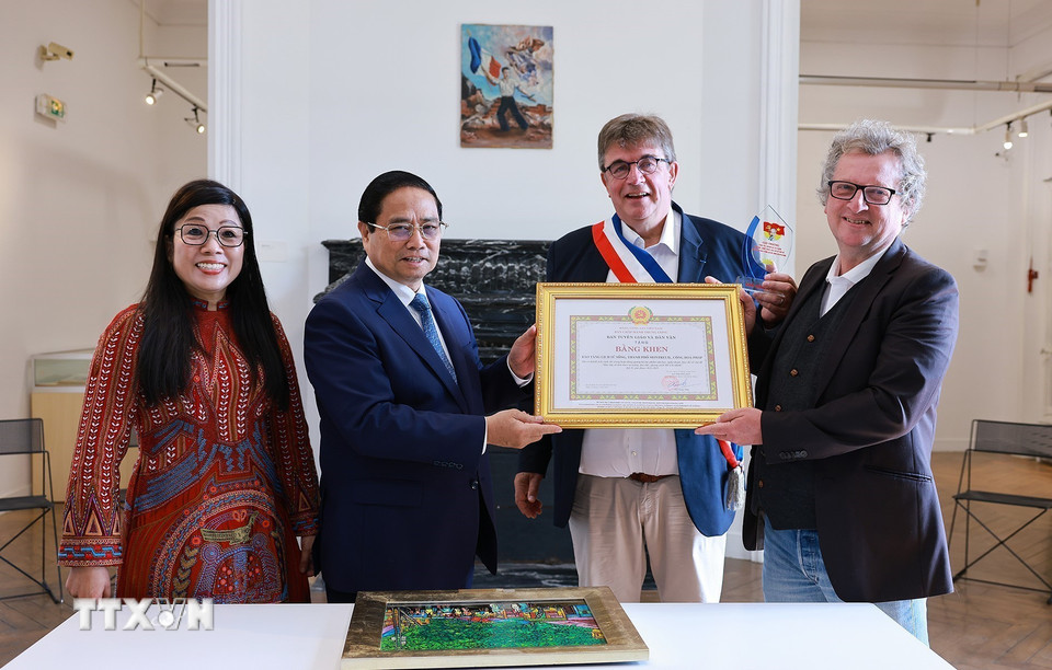 Thủ tướng Phạm Minh Chính trao Giải thưởng sáng tác, quảng bá tác phẩm văn học nghệ thuật, báo chí về chủ đề “Học tập và làm theo tư tưởng, đạo đức, phong cách Hồ Chí Minh” cho Giám đốc Bảo tàng Lịch sử sống Montreuil. (Ảnh: Dương Giang/TTXVN)