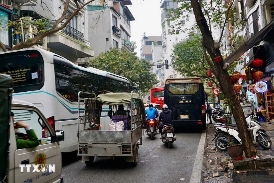 Lượng xe du lịch trên 16 chỗ ra vào phố cổ tăng cao sau giờ cao điểm. (Ảnh: Tú Anh/TTXVN phát)