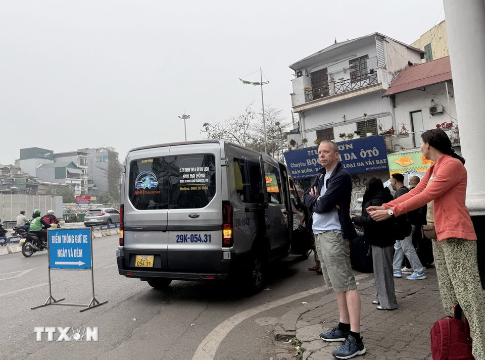 Đầu phố Chợ Gạo giao phố Trần Nhật Duật trở thành nơi khách du lịch đón xe ra vào phố cổ. (Ảnh: Tú Anh/TTXVN phát)