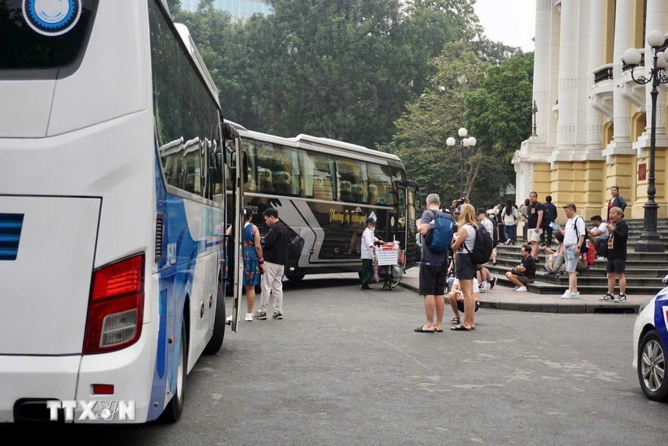 Xe du lịch trên 16 chỗ đón, trả khách du lịch trước Nhà hát Lớn. (Ảnh: Tú Anh/TTXVN phát)