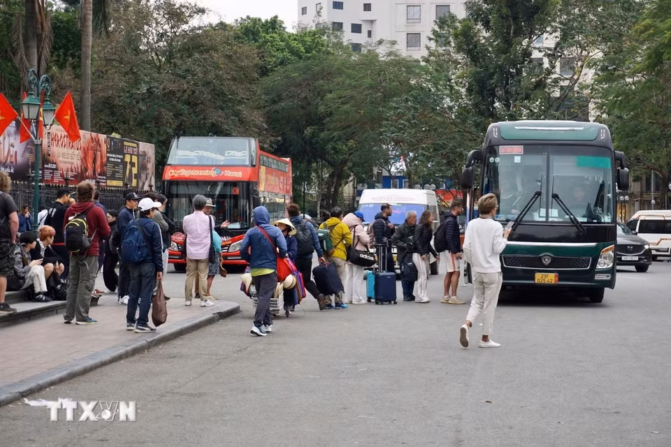 Xe du lịch trên 16 chỗ đón, trả khách du lịch trước Nhà hát Lớn trong giờ cao điểm. (Ảnh: Tú Anh/TTXVN phát)