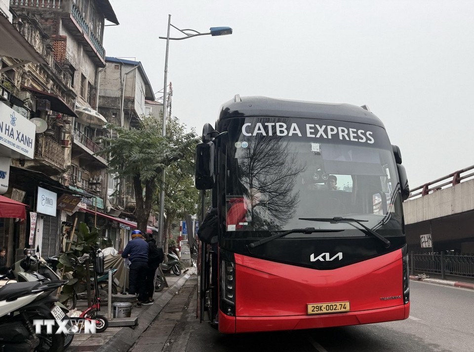 Xe trên 16 chỗ đón trả khách du lịch trên phố Trần Nhật Duật.(Ảnh: Tú Anh/TTXVN phát)