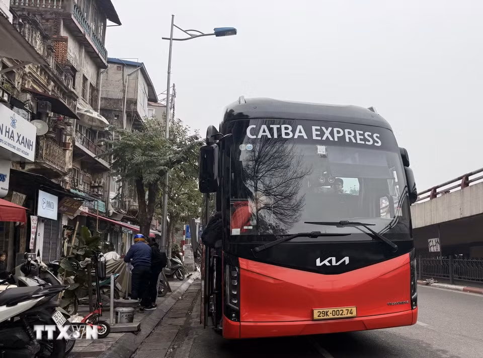 Xe trên 16 chỗ đón trả khách du lịch trên phố Trần Nhật Duật.(Ảnh: Tú Anh/TTXVN phát)