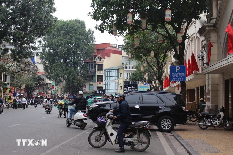 Điểm trung chuyển theo quy định trước chợ Đồng Xuân bị xe, hàng quán lấn chiếm. (Ảnh: Tú Anh/TTXVN phát)