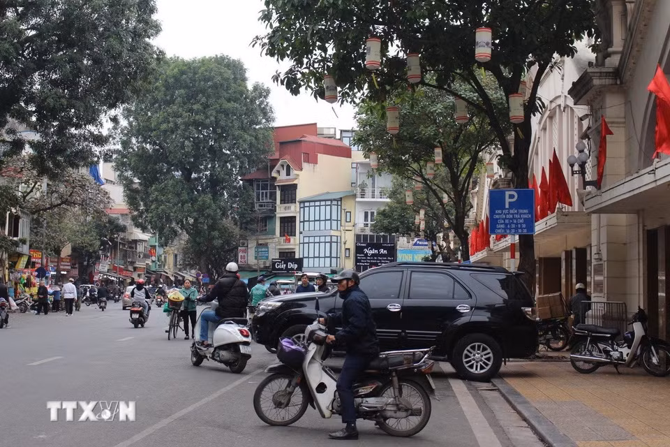 Điểm trung chuyển theo quy định trước chợ Đồng Xuân bị xe, hàng quán lấn chiếm. (Ảnh: Tú Anh/TTXVN phát)