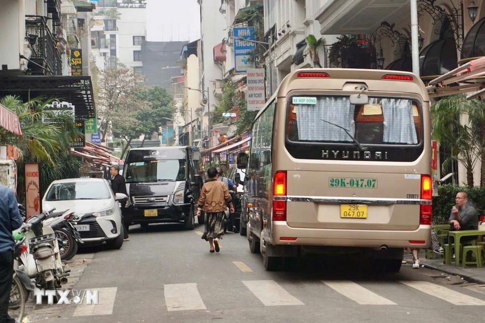 Lượng xe du lịch trên 16 chỗ ra vào phố Gia Ngư tăng cao sau giờ cao điểm. (Ảnh: Tú Anh/TTXVN phát)