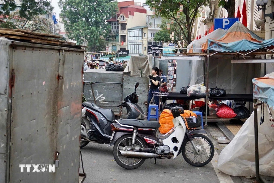 Điểm trung chuyển theo quy định trước chợ Đồng Xuân bị hàng quán lấn chiếm. (Ảnh: Tú Anh/TTXVN phát)