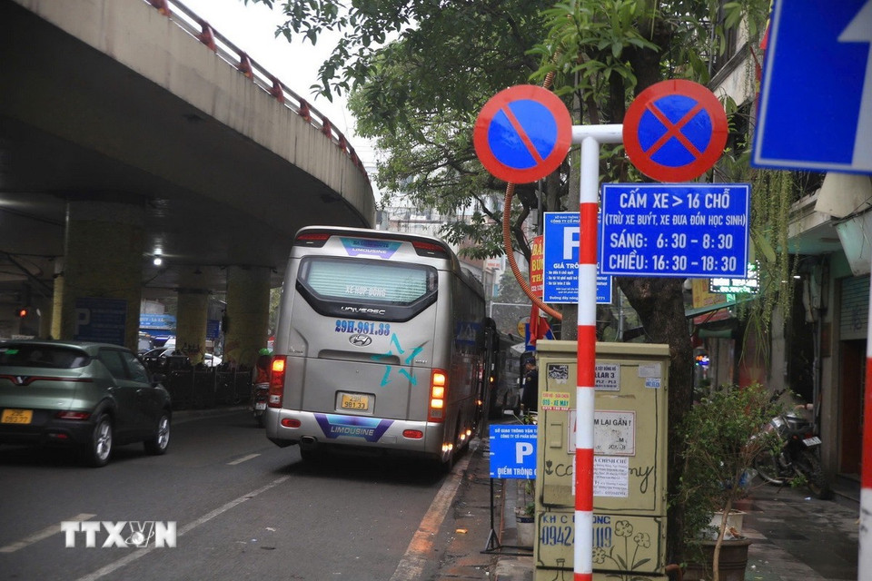 Điểm trung chuyển trên phố Trần Nhật Duật. (Ảnh: Tú Anh/TTXVN phát)