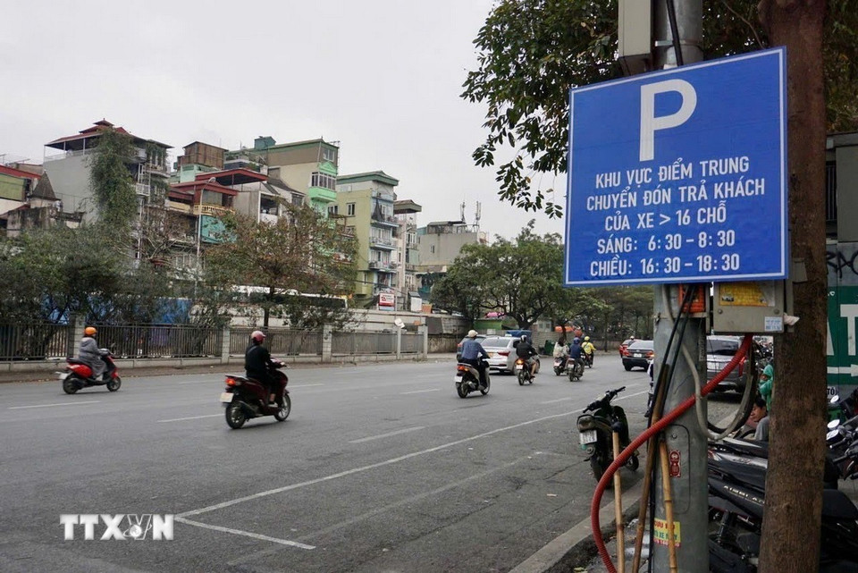 Điểm trung chuyển trên phố Trần Nhật Duật luôn trong tình trạng vắng xe ra vào. (Ảnh: Tú Anh/TTXVN phát)