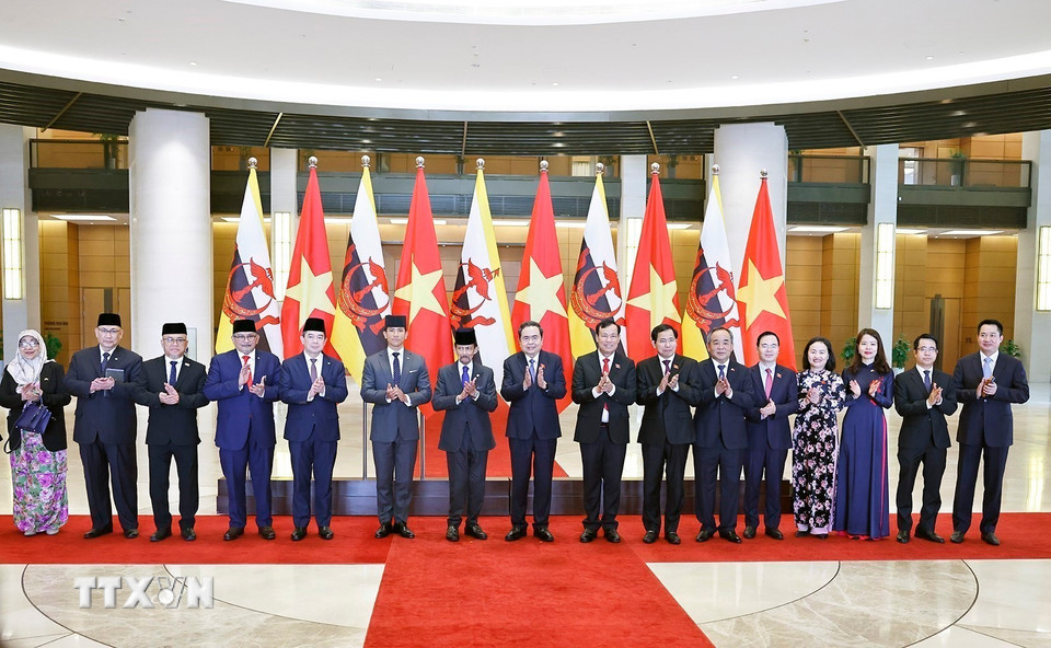 Chủ tịch Quốc hội Trần Thanh Mẫn và Quốc vương Brunei Darussalam Haji Hassanal Bolkiah với đại biểu. (Ảnh: Doãn Tấn/TTXVN)