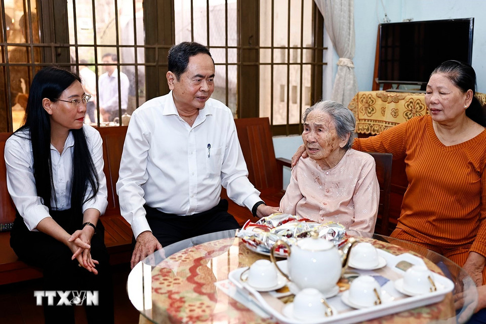 Chủ tịch Quốc hội Trần Thanh Mẫn thăm, tặng quà gia đình Bà mẹ Việt Nam Anh hùng Nguyễn Thị Thư, phường Trần Phú, thành phố Quảng Ngãi. (Ảnh: Doãn Tấn/TTXVN)