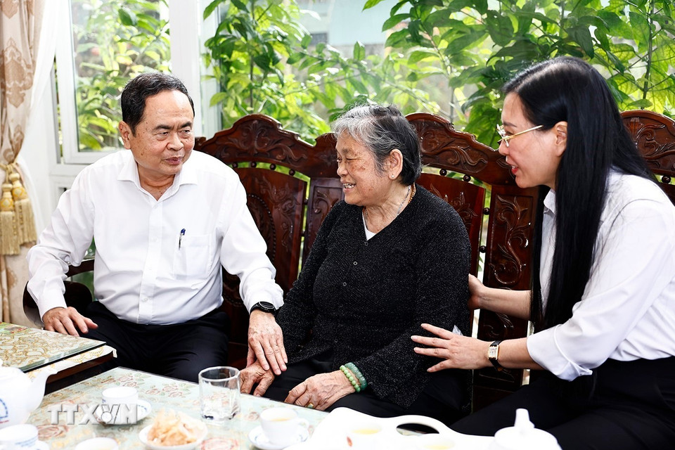 Chủ tịch Quốc hội Trần Thanh Mẫn thăm, tặng quà gia đình thành viên Đội du kích Ba tơ Phạm Hương (1921-2017), ở Phường Trương Quang Trọng, thành phố Quảng Ngãi. (Ảnh: Doãn Tấn/TTXVN)