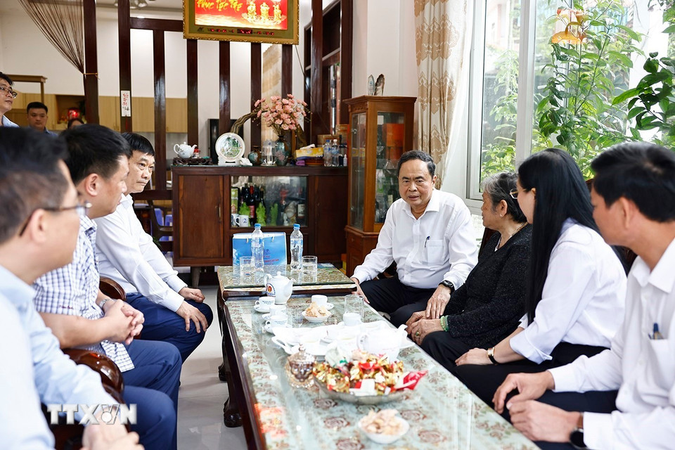 Chủ tịch Quốc hội Trần Thanh Mẫn thăm gia đình thành viên Đội du kích Ba tơ Phạm Hương (1921-2017), ở Phường Trương Quang Trọng, thành phố Quảng Ngãi. (Ảnh: Doãn Tấn/TTXVN)