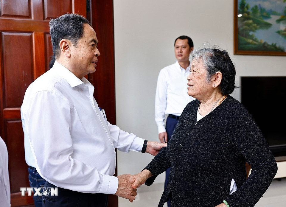 Chủ tịch Quốc hội Trần Thanh Mẫn thăm gia đình thành viên Đội du kích Ba tơ Phạm Hương (1921-2017), ở Phường Trương Quang Trọng, thành phố Quảng Ngãi. (Ảnh: Doãn Tấn/TTXVN)