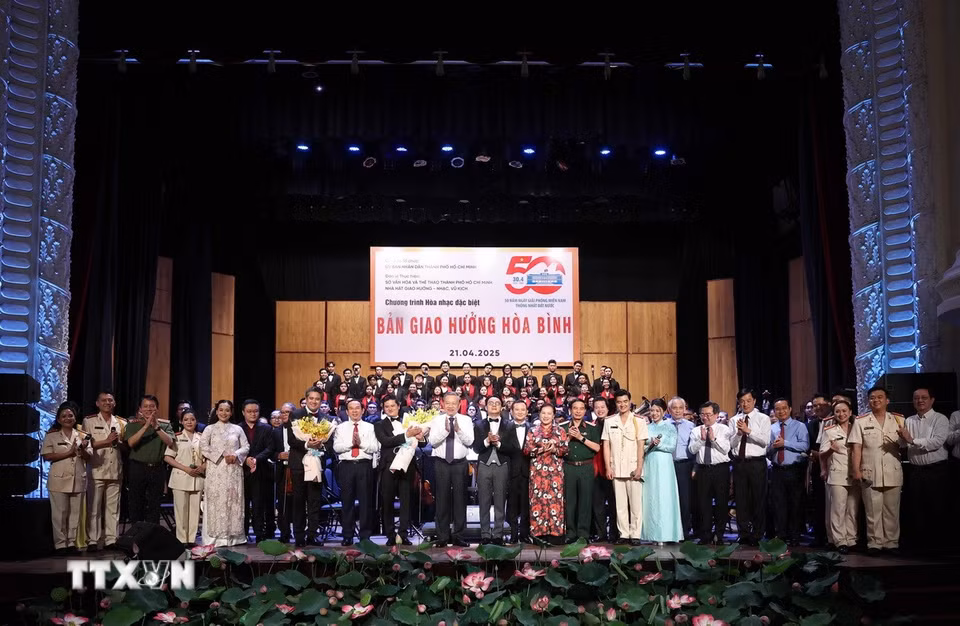 Tổng Bí thư Tô Lâm và đại biểu cùng các nghệ sỹ biểu diễn trong Chương trình Hòa nhạc đặc biệt "Bản giao hưởng hòa bình”. (Ảnh: Thống Nhất/TTXVN)