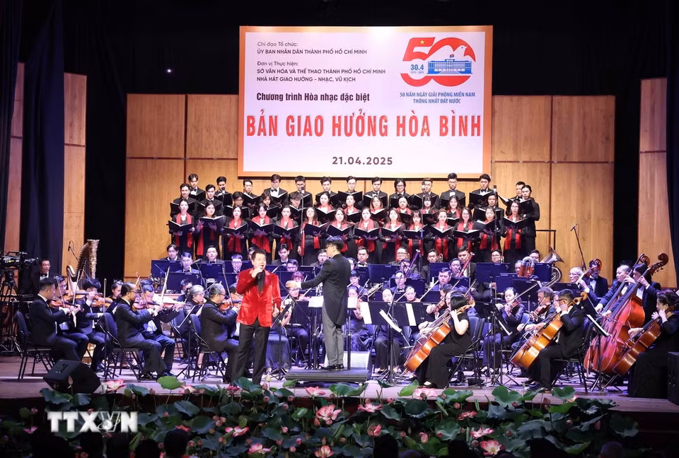 Chương trình Hòa nhạc đặc biệt "Bản giao hưởng hòa bình”. (Ảnh: Thống Nhất/TTXVN)