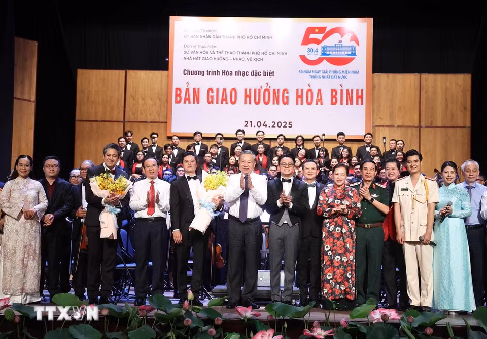 Tổng Bí thư Tô Lâm và đại biểu cùng các nghệ sỹ biểu diễn trong Chương trình Hòa nhạc đặc biệt "Bản giao hưởng hòa bình”. (Ảnh: Thống Nhất/TTXVN)