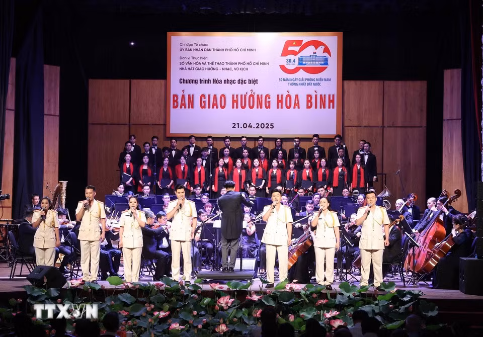 Chương trình Hòa nhạc đặc biệt "Bản giao hưởng hòa bình”. (Ảnh: Thống Nhất/TTXVN)