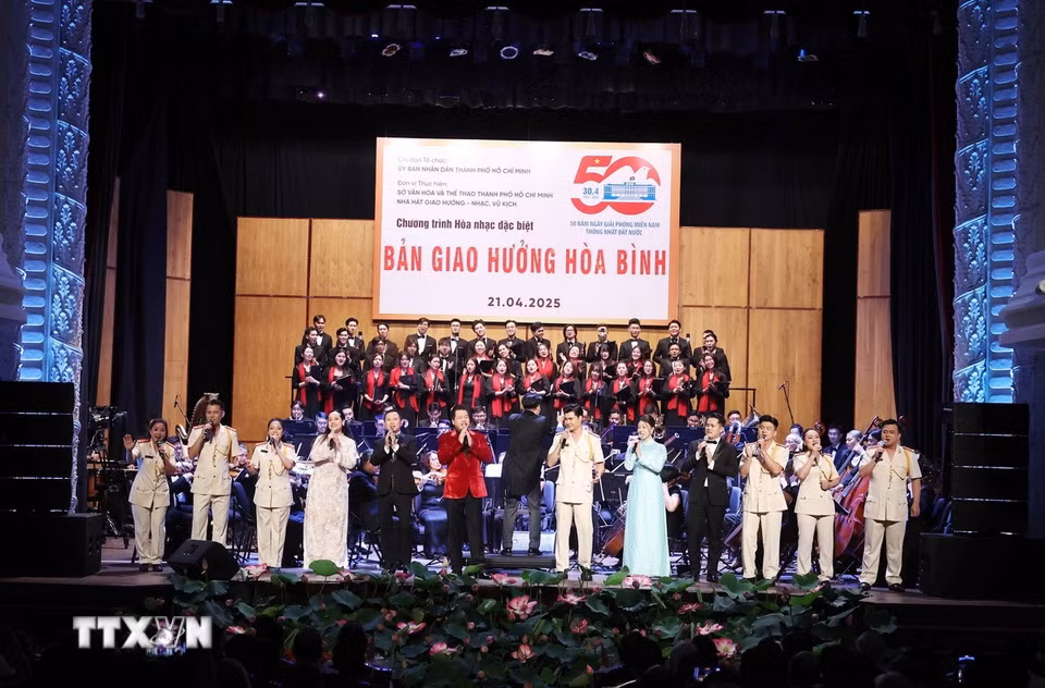 Các nghệ sỹ biểu diễn trong Chương trình Hòa nhạc đặc biệt "Bản giao hưởng hòa bình”. (Ảnh: Thống Nhất/TTXVN)