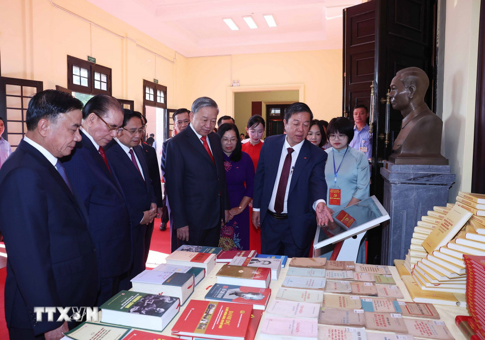 Tổng Bí thư Tô Lâm và các đồng chí Lãnh đạo, nguyên Lãnh đạo Đảng, Nhà nước xem trưng bày sách tại Đại hội . (Ảnh: Thống Nhất/TTXVN)