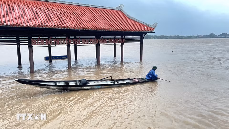 Bến thả hoa tại phường Quảng Trị ngập sâu trong nước. (Ảnh: Thanh Thủy/TTXVN)