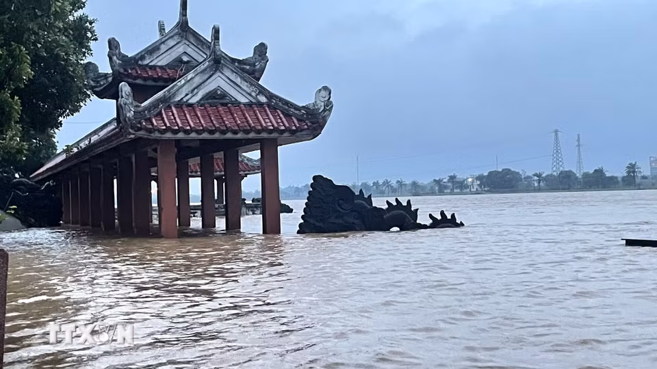 Bến thả hoa tại phường Quảng Trị ngập sâu trong nước. (Ảnh: Thanh Thủy/TTXVN)