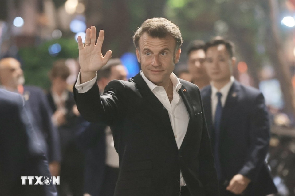 Tổng thống Pháp Emmanuel Macron vẫy chào người dân Thủ đô. (Ảnh: TTXVN)