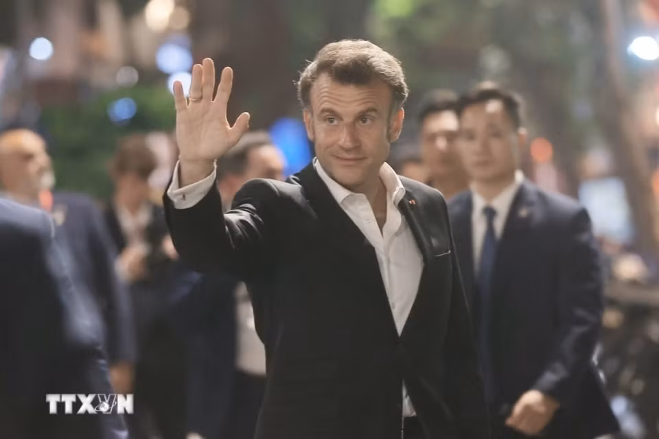 Tổng thống Pháp Emmanuel Macron vẫy chào người dân Thủ đô. (Ảnh: TTXVN)