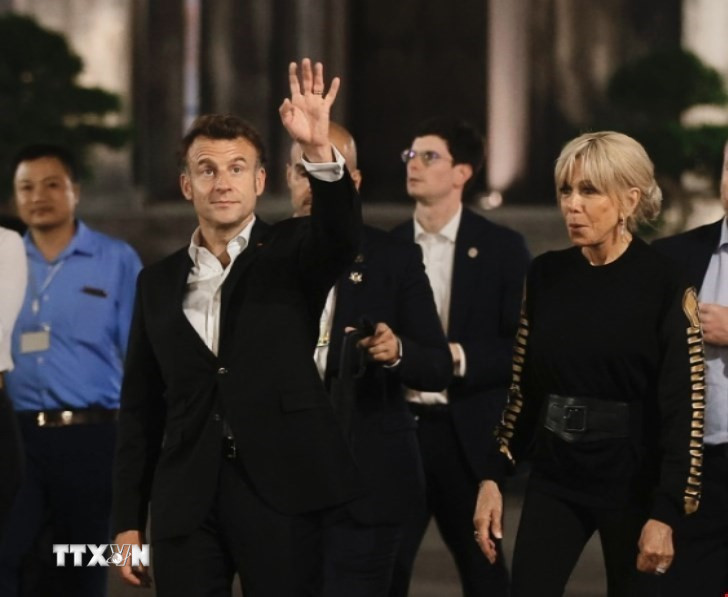 Tổng thống Pháp Emmanuel Macron tản bộ trên khu phố cổ Hà Nội. (Ảnh: TTXVN)