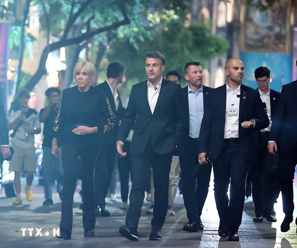 Tổng thống Pháp Emmanuel Macron và Phu nhân dạo phố cổ Hà Nội. (Ảnh: TTXVN)