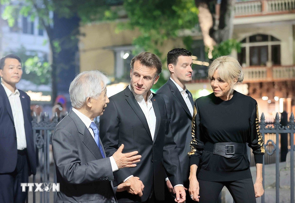 Tổng thống Pháp và Phu nhân gặp gỡ người dân khi dạo phố cổ Hà Nội. (Ảnh: TTXVN)