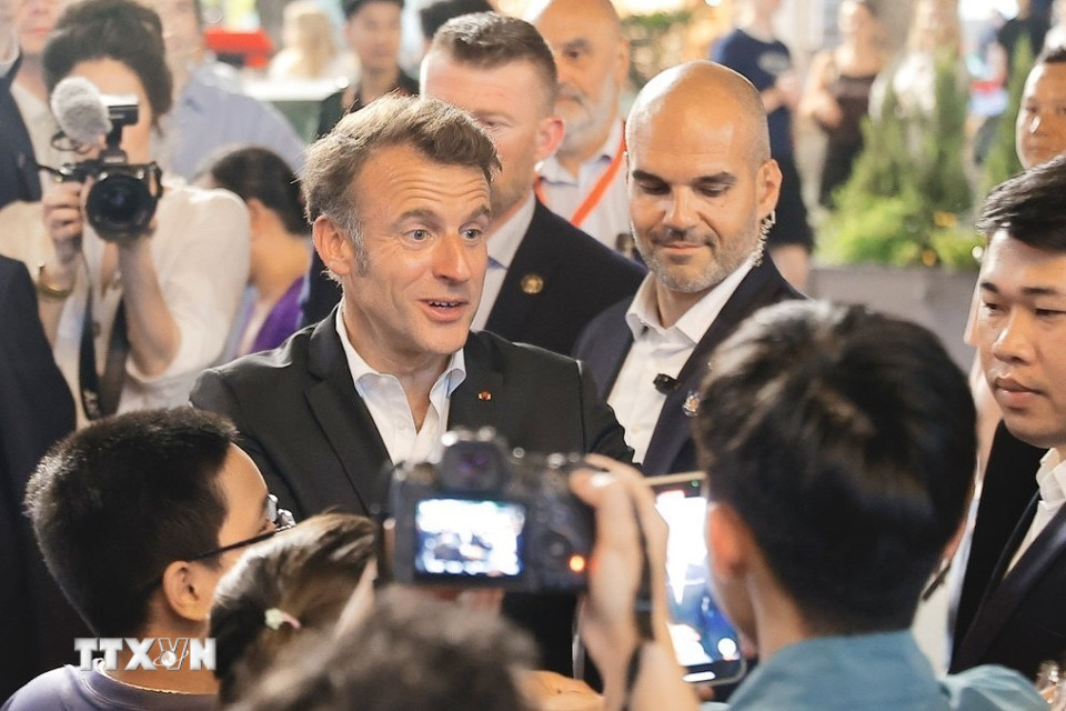 Tổng thống Pháp và Phu nhân gặp gỡ người dân trên đường tản bộ khu vực phố cổ Hà Nội. (Ảnh: TTXVN)