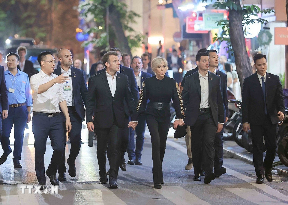 Tổng thống Pháp Emmanuel Macron và Phu nhân dạo phố cổ Hà Nội. (Ảnh: TTXVN)