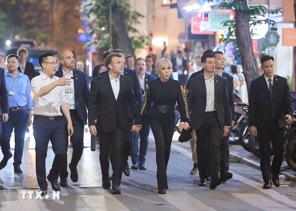 Tổng thống Pháp Emmanuel Macron và Phu nhân dạo phố cổ Hà Nội. (Ảnh: TTXVN)
