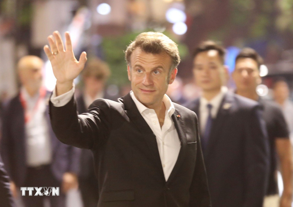 Tổng thống Pháp Emmanuel Macron và Phu nhân dạo phố cổ Hà Nội. (Ảnh: TTXVN)