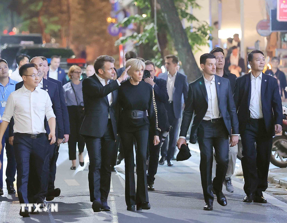 Tổng thống Pháp Emmanuel Macron và Phu nhân dạo phố cổ Hà Nội. (Ảnh: TTXVN)