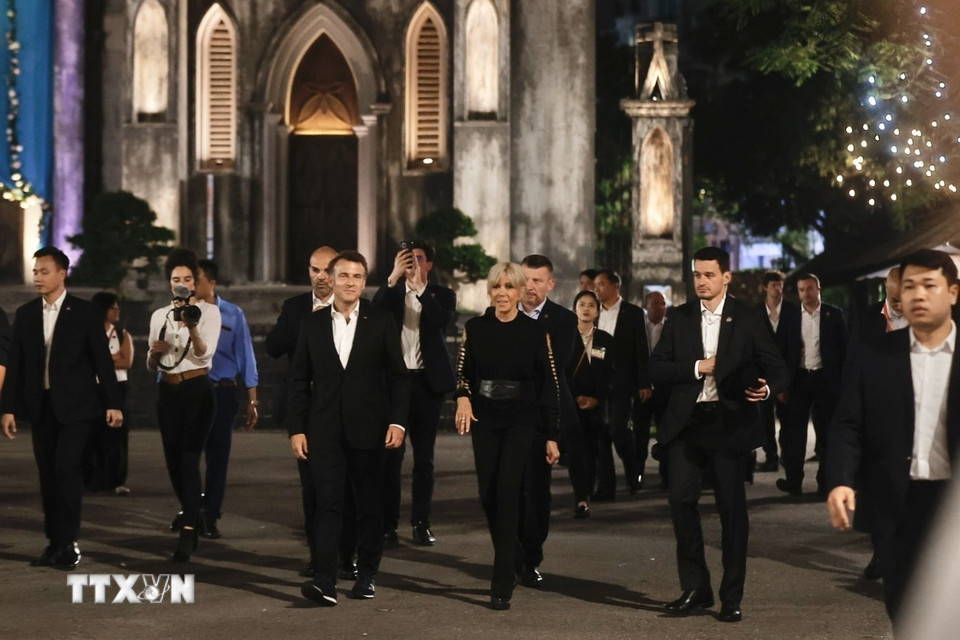 Tổng thống Pháp và Phu nhân tản bộ tại khu vực Nhà thờ Lớn (Hà Nội). (Ảnh: TTXVN)