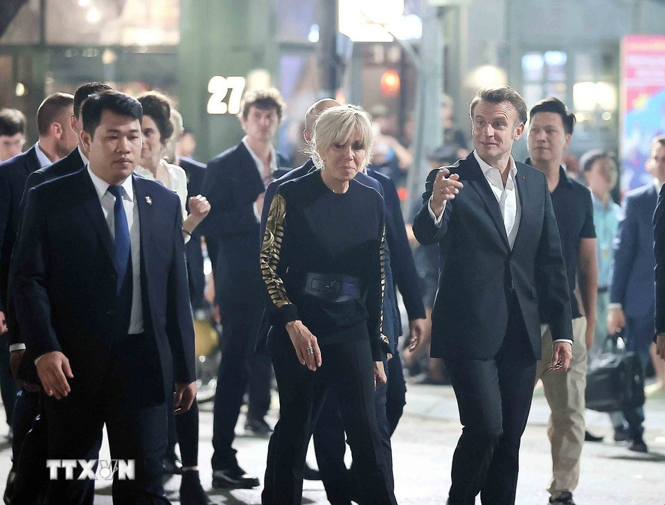 Tổng thống Pháp Emmanuel Macron và Phu nhân dạo phố cổ Hà Nội. (Ảnh: TTXVN)