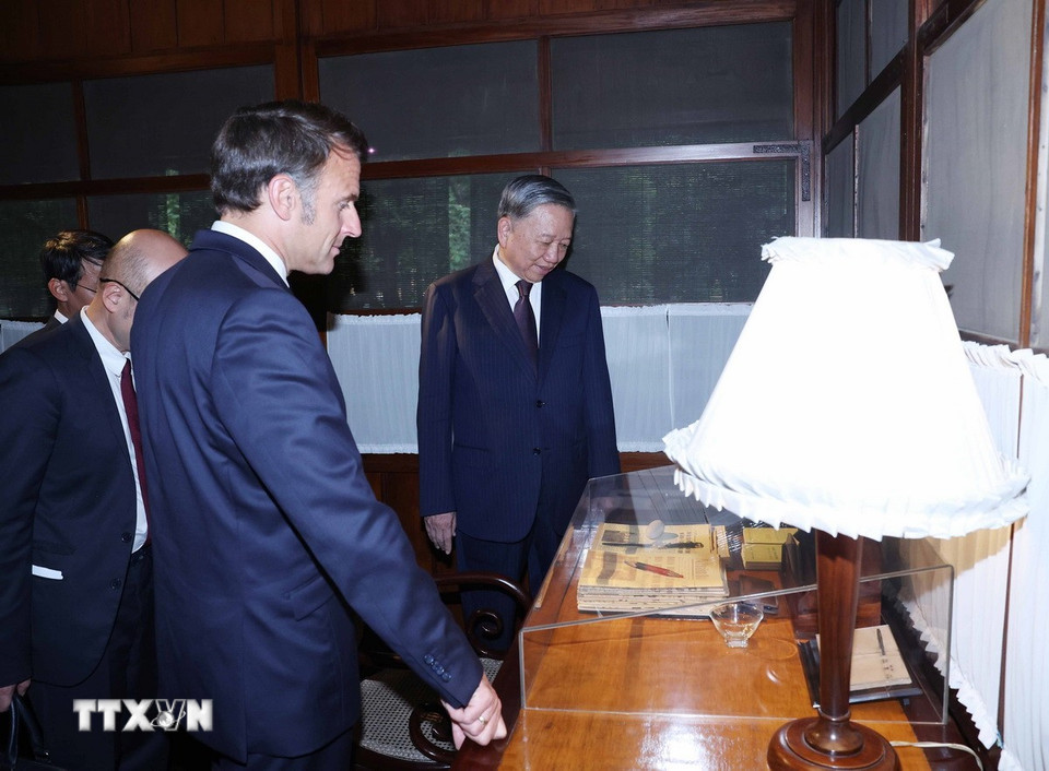 Tổng Bí thư Tô Lâm và Tổng thống Pháp Emmanuel Macron thăm Nhà sàn Bác Hồ trong Khu di tích Chủ tịch Hồ Chí Minh tại Phủ Chủ tịch. (Ảnh: Thống Nhất/TTXVN)