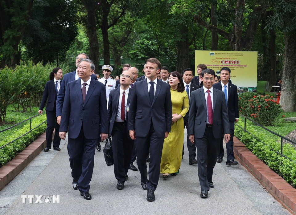Tổng Bí thư Tô Lâm và Tổng thống Pháp thăm Khu di tích Chủ tịch Hồ Chí Minh tại Phủ Chủ tịch. (Ảnh: Thống Nhất/TTXVN)